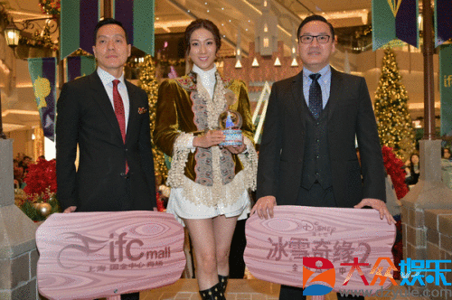 演员钟嘉欣出席上海ifc商场圣诞亮灯 乐享《冰雪奇缘2》圣诞之旅