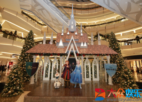 演员钟嘉欣出席上海ifc商场圣诞亮灯 乐享《冰雪奇缘2》圣诞之旅