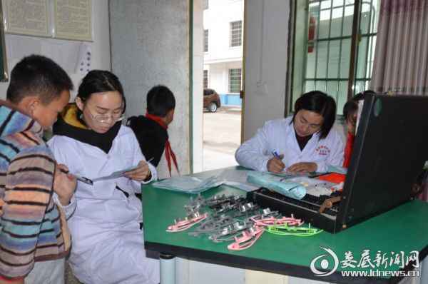 娄底爱尔眼科医护人员对屈光不正的青少年现场验配公益近视眼镜
