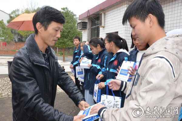 双峰八中副校长王爱兵为高中部学生颁发公益眼镜