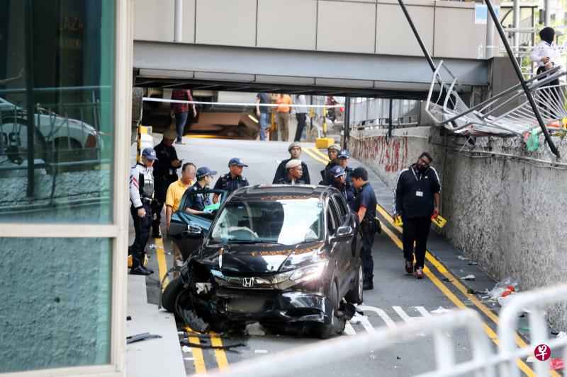 失控轿车冲入人群 新加坡惨烈车祸致2死4伤