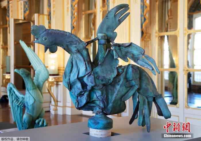 巴黎圣母院大火中幸存的公鸡风向标。
