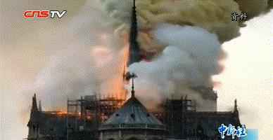 巴黎圣母院尖塔倒塌瞬间。视频截图
