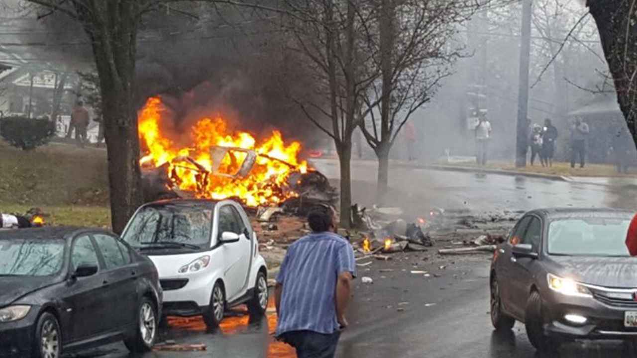 美国一架小型飞机坠毁撞上民房 飞行员当场死亡