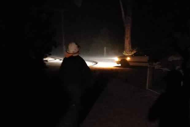 山火逼近澳洲小镇天空变血红:超4000人被困等跳海