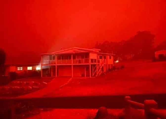 山火逼近澳洲小镇天空变血红:超4000人被困等跳海