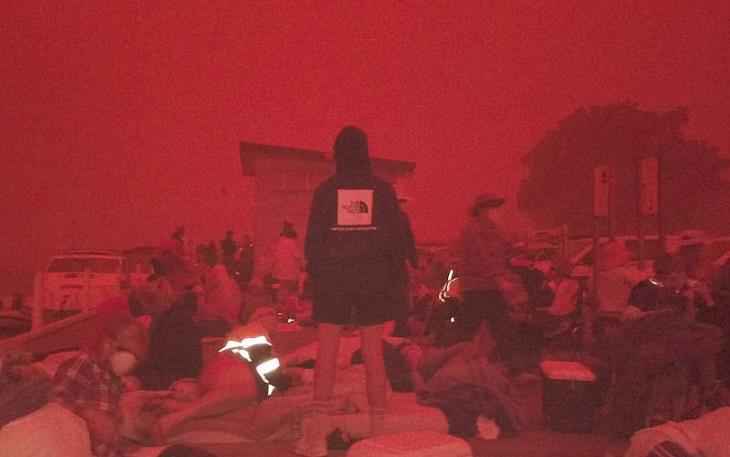 山火逼近澳洲小镇天空变血红:超4000人被困等跳海