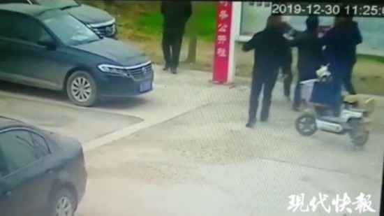 盐城滨海两村干部被指将村民打吐血 回应：以前就有病