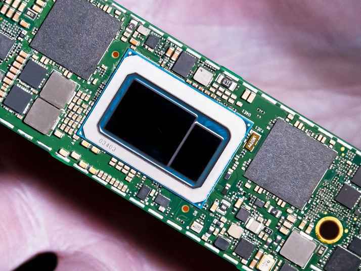 英特尔描绘PC未来:有AI,几秒就能做以前几分钟的