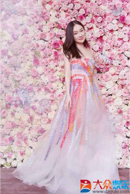 霍思燕锦鲤花朵裙.jpg