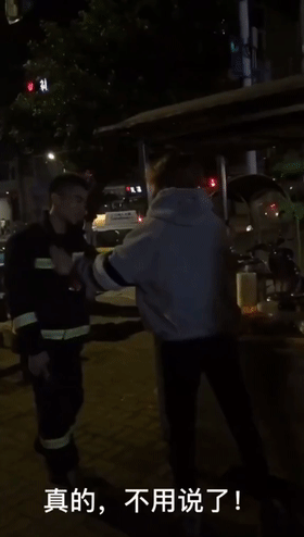 小伙给消防员下跪怎么回事？小伙为什么给消防员下跪背后原因暖心
