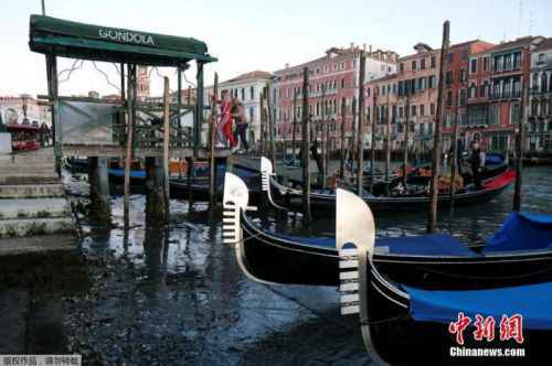 运河干涸小船停驶 “水城”威尼斯不见了？