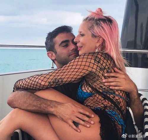 Gaga晒甜蜜合照公开恋情 Lady Gaga新男友是谁个人资料照片