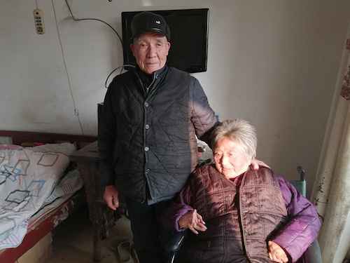 脱贫攻坚一线见闻|抱着老伴儿奔小康