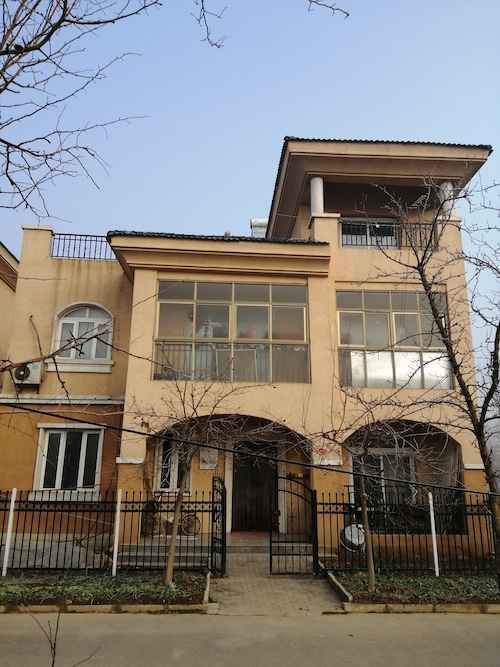 脱贫攻坚一线见闻|抱着老伴儿奔小康