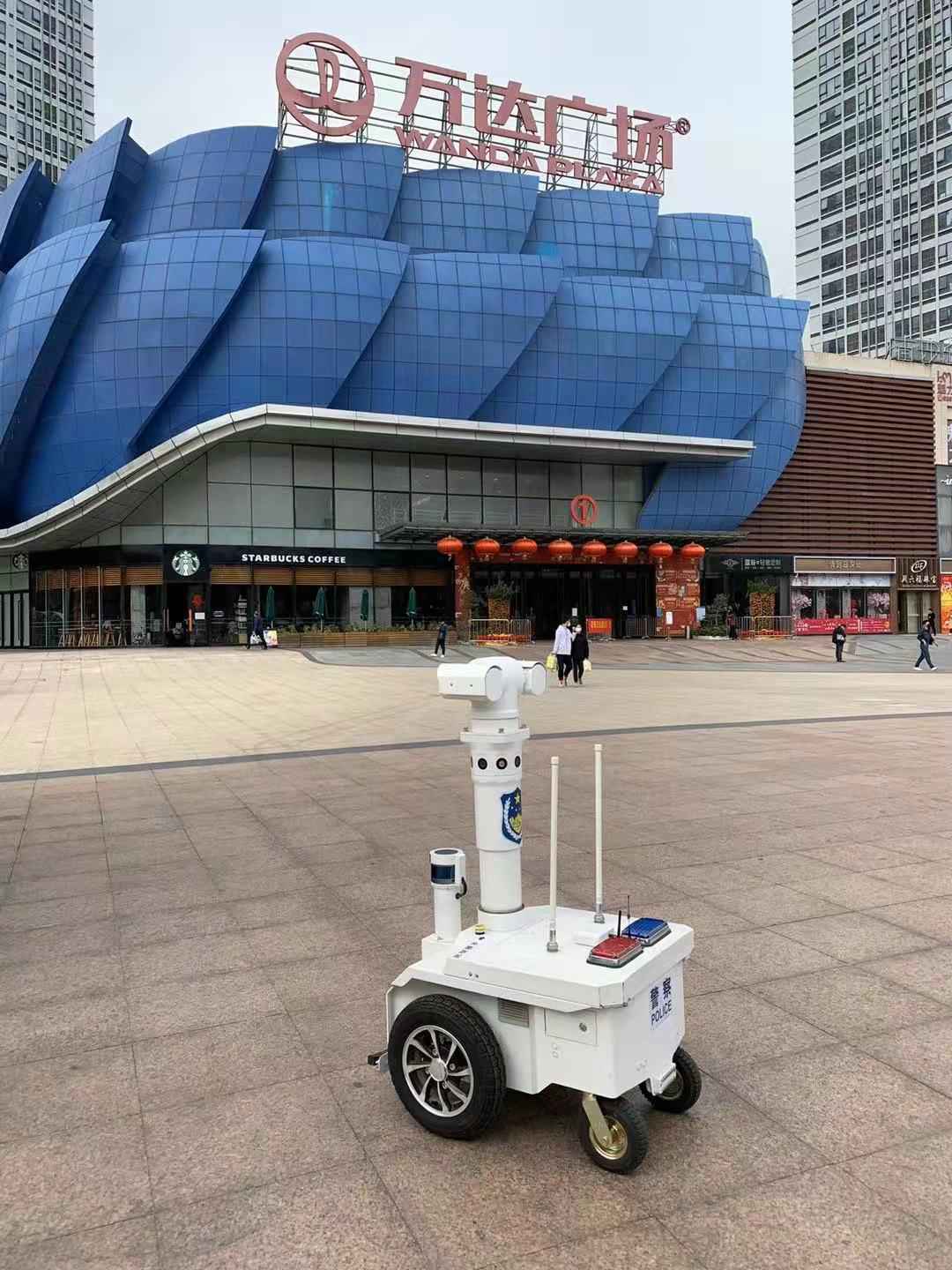 这个测温巡逻机器人，可识别有无戴口罩