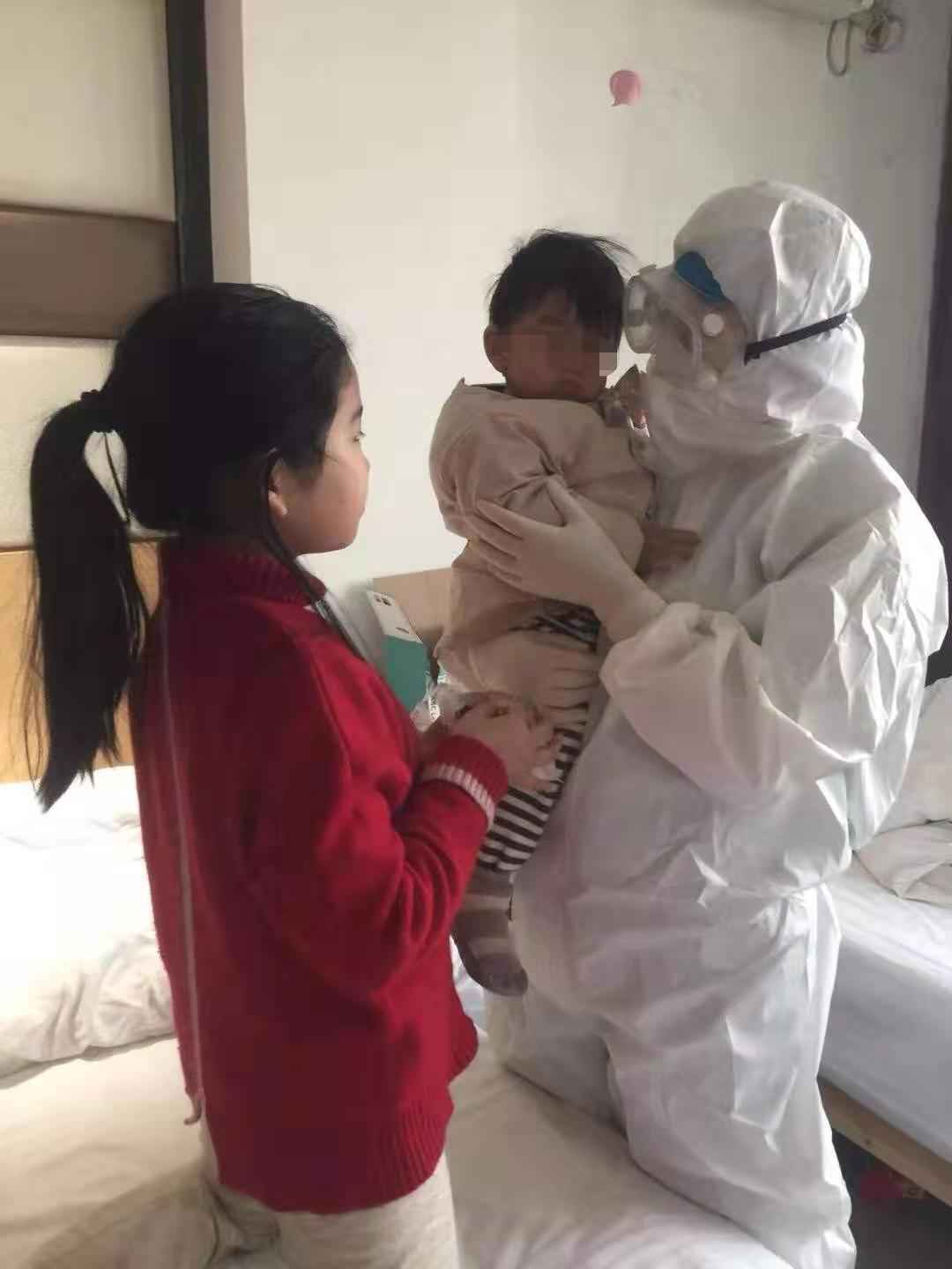 新春走基层丨两个孩子的“临时妈妈”