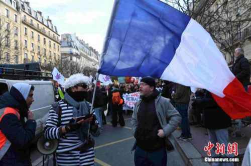 法国反退休改革街头运动再起 律师医生为主力