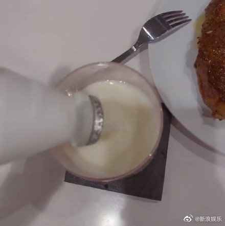王源用火锅底料煮泡面怎么回事 王源为什么用火锅底料煮泡面照片太惊艳了