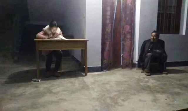女孩寒夜借网学习故事在延续