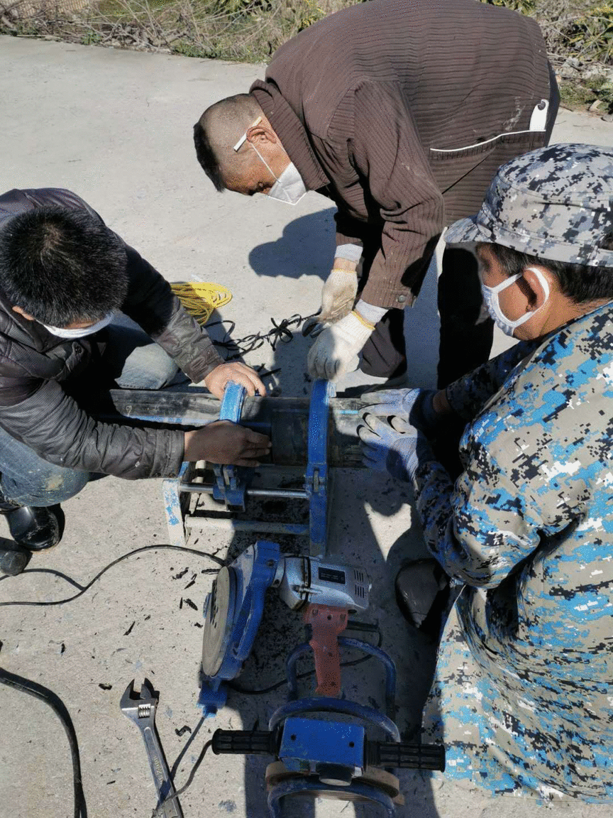 战疫之时保供水，湖北大冶水利部门抢修输水管道