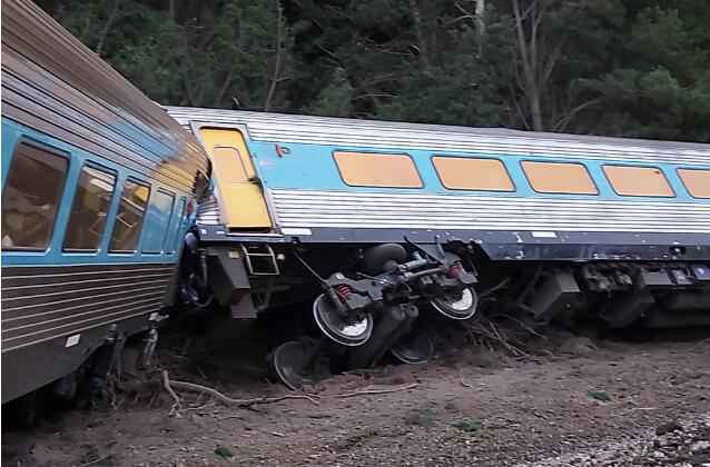 澳大利亚火车脱轨已致2人死亡 火车脱轨的原因是什么