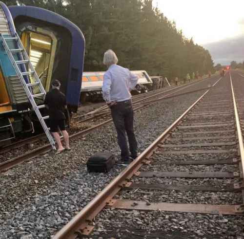 澳大利亚火车脱轨怎么回事 火车脱轨原因是什么伤亡情况如何