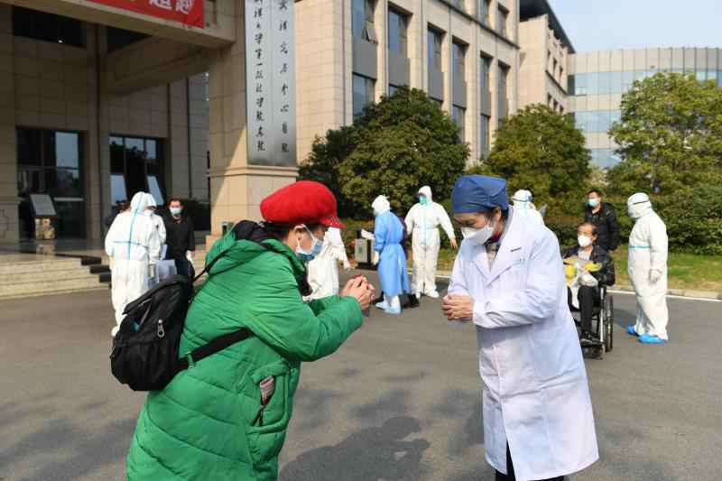 李兰娟院士为他们颁发“战胜者”证书