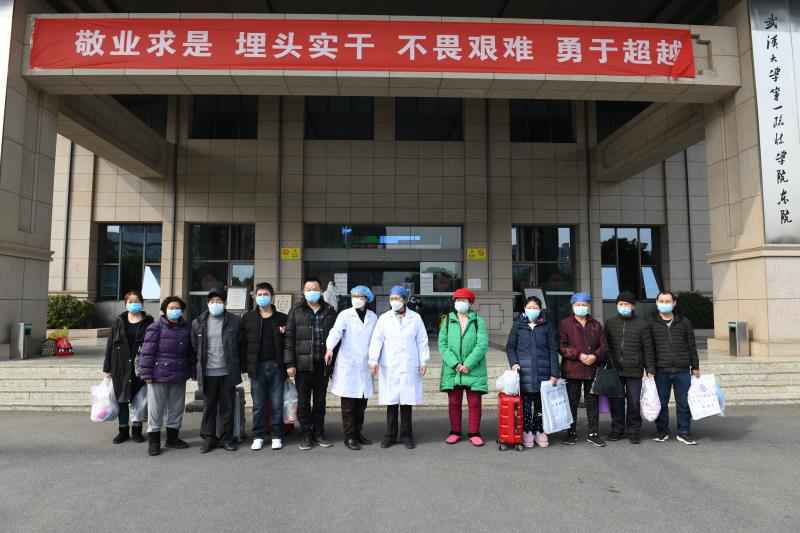 李兰娟院士为他们颁发“战胜者”证书