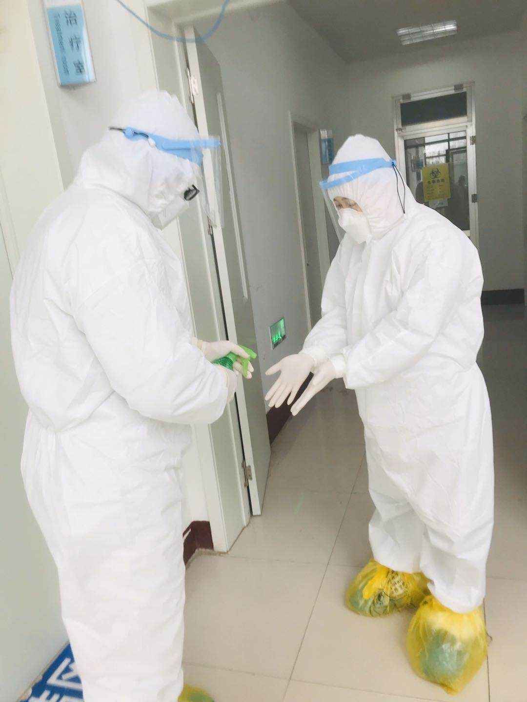 挺进“隔离区”：一位感染科护士长的抗疫故事