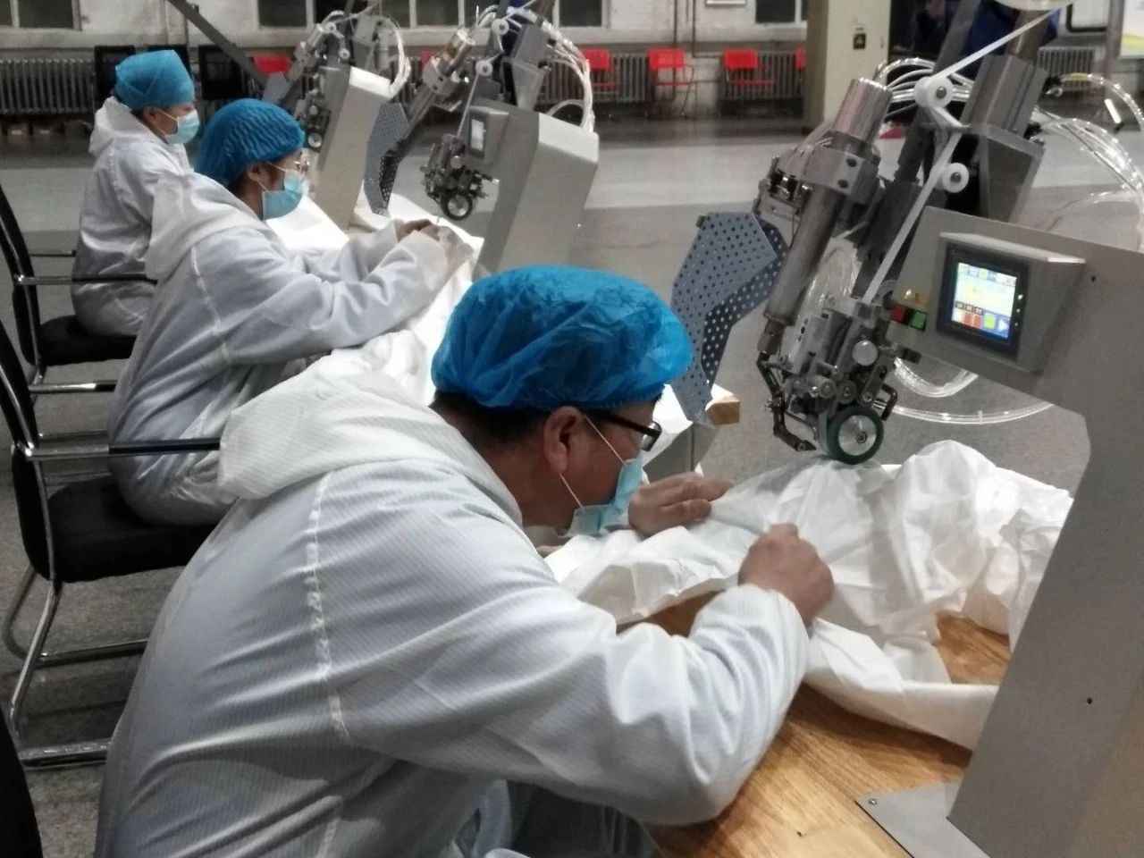 疫情之下的兵工人担当：做防护服有大家，造机器我们来！