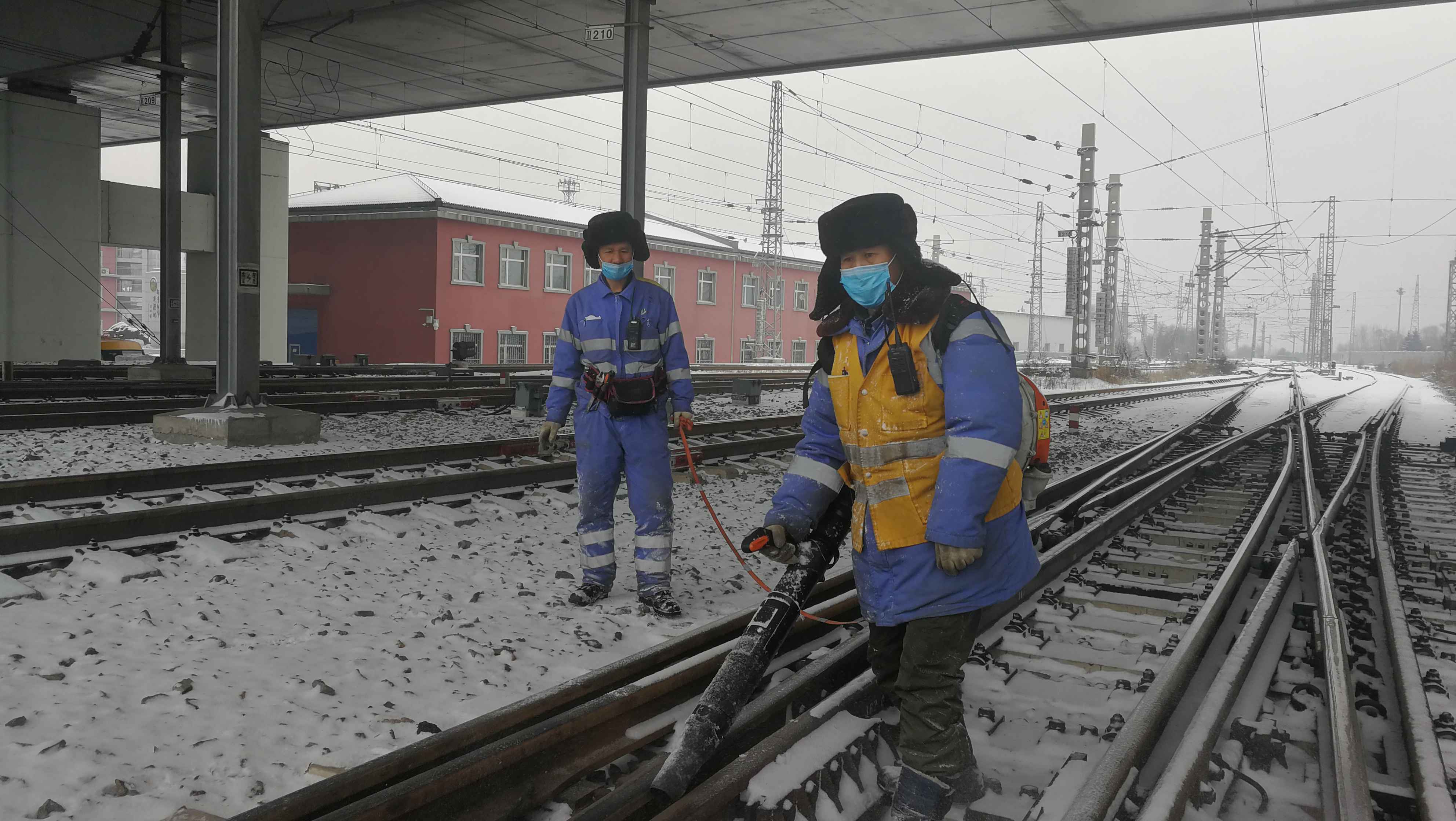 这个铁路“眼科医生”“快工出细活”