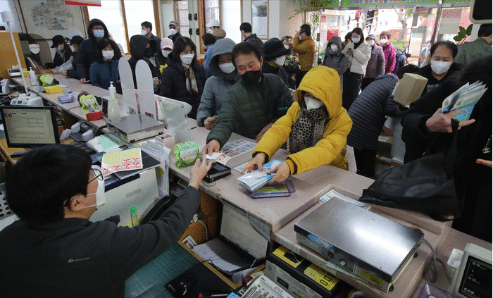 韩国政府定点发售口罩现场人挤人 人山人海堪比中秋节抢票
