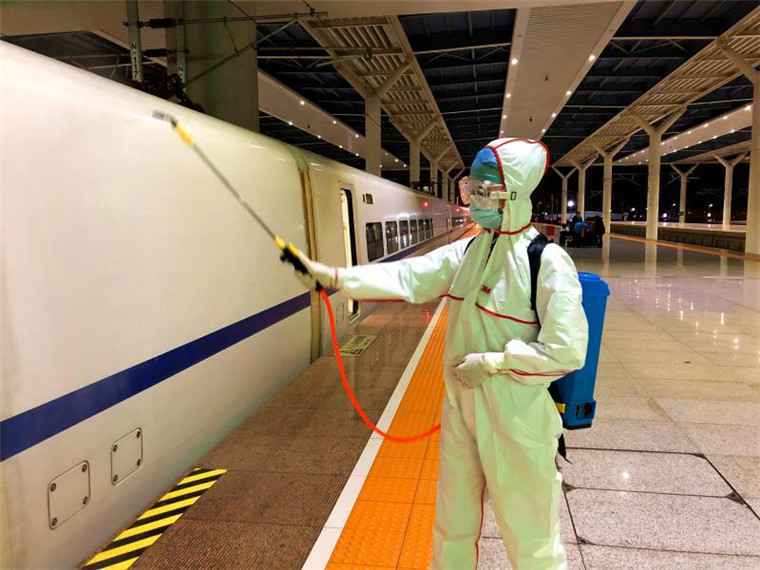 抗疫一线铁路卫生监督员化身抗疫战士