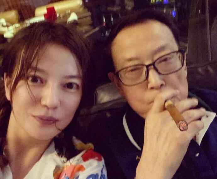 赵薇晒与爸爸合影怎么回事 赵薇爸爸是谁个人资料是做什么的