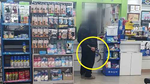 韩国六旬男子举镰刀打劫口罩详细经过 老大爷为什么要这么做？