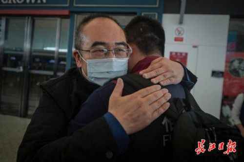 金银潭医院院长送别援鄂医疗队 详细经过现场图令人泪目