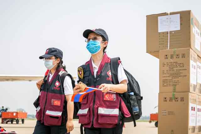 中国抗疫医疗专家组抵达老挝