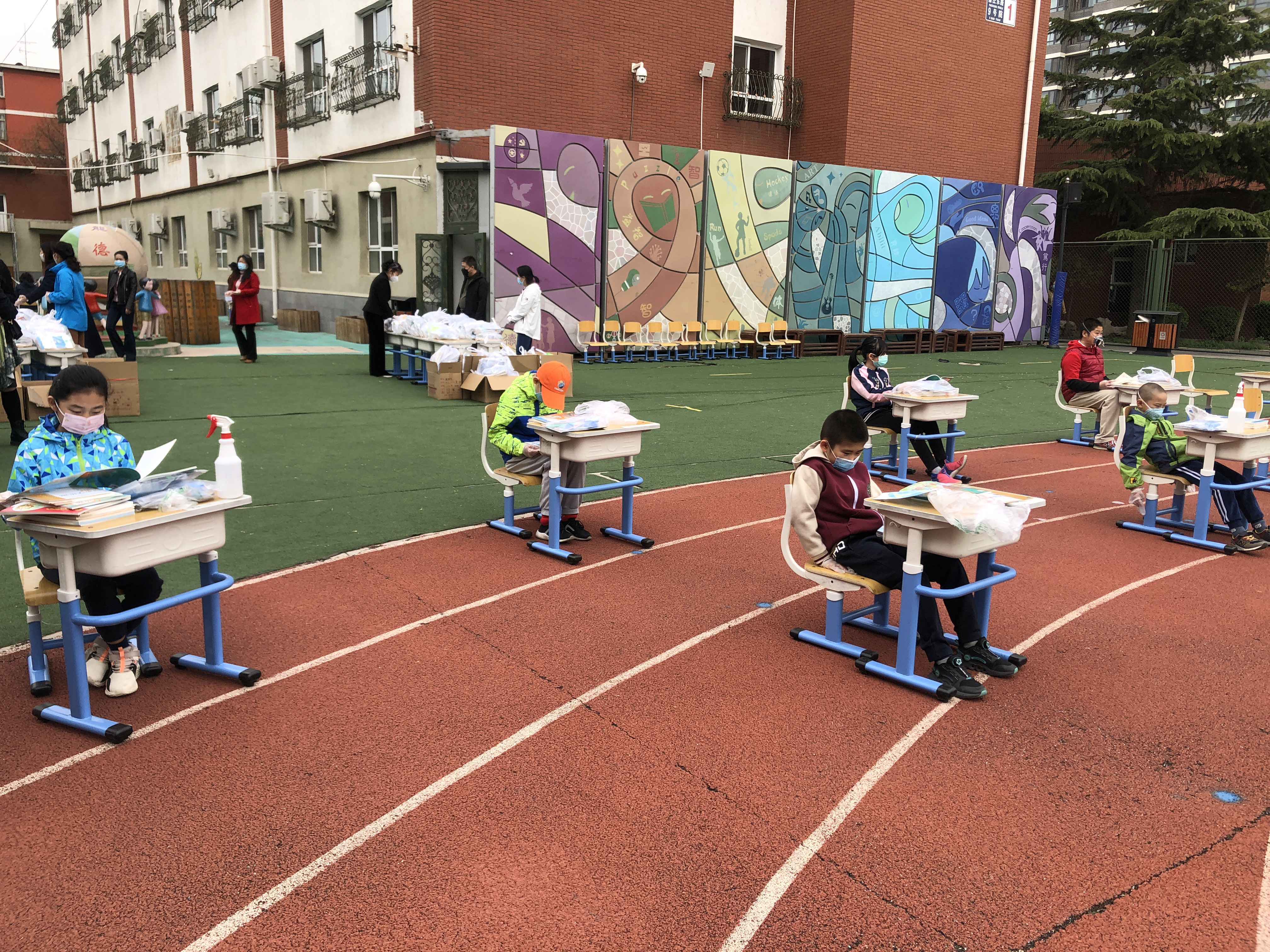 北京海淀无接触发放中小学教材迎接线上教学