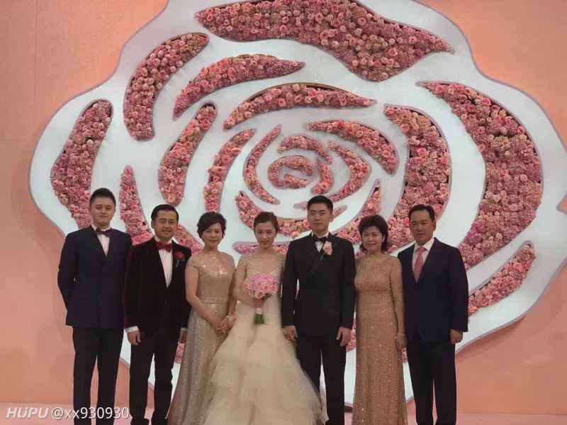 安踏集团CEO丁世忠的女儿与八马茶业董事长王文礼儿子婚礼现场图