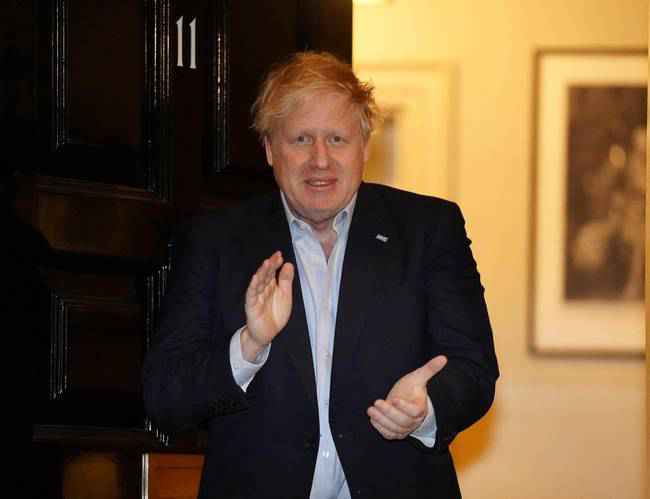  约翰逊最近一次公开露面，是为英国医务工作者鼓掌加油。（路透社）