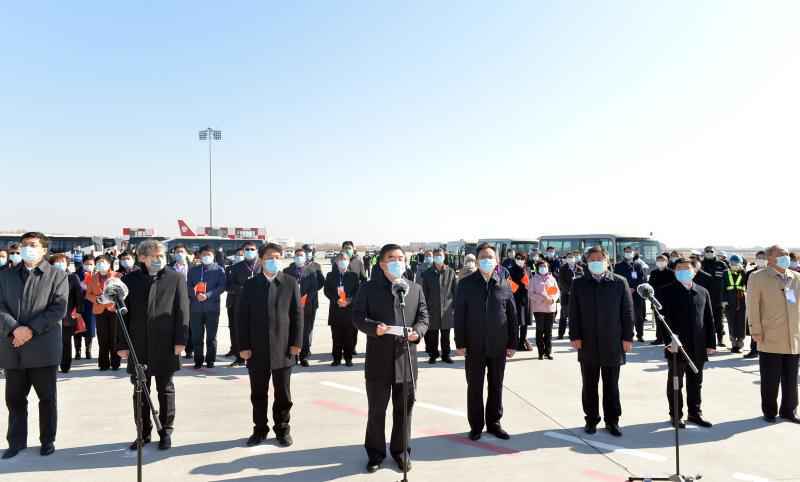 中国政府赴俄罗斯抗疫医疗专家组在哈启程