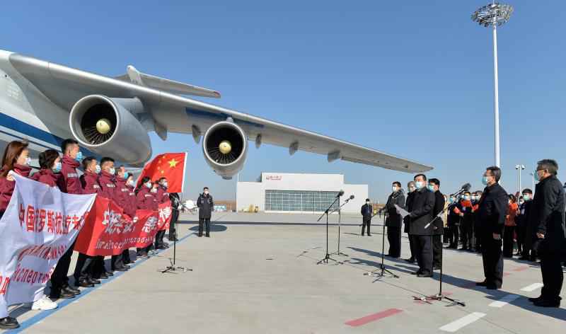 中国政府赴俄罗斯抗疫医疗专家组在哈启程
