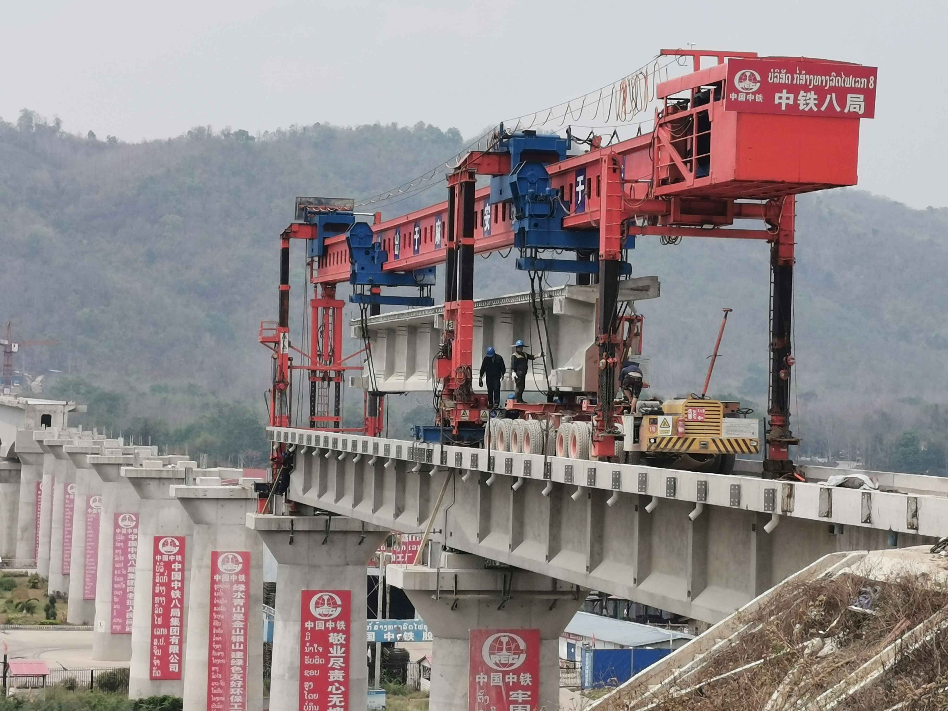 中老铁路琅勃拉邦湄公河特大桥开始架设