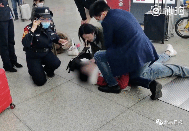 女医生为心脏骤停男子人工呼吸