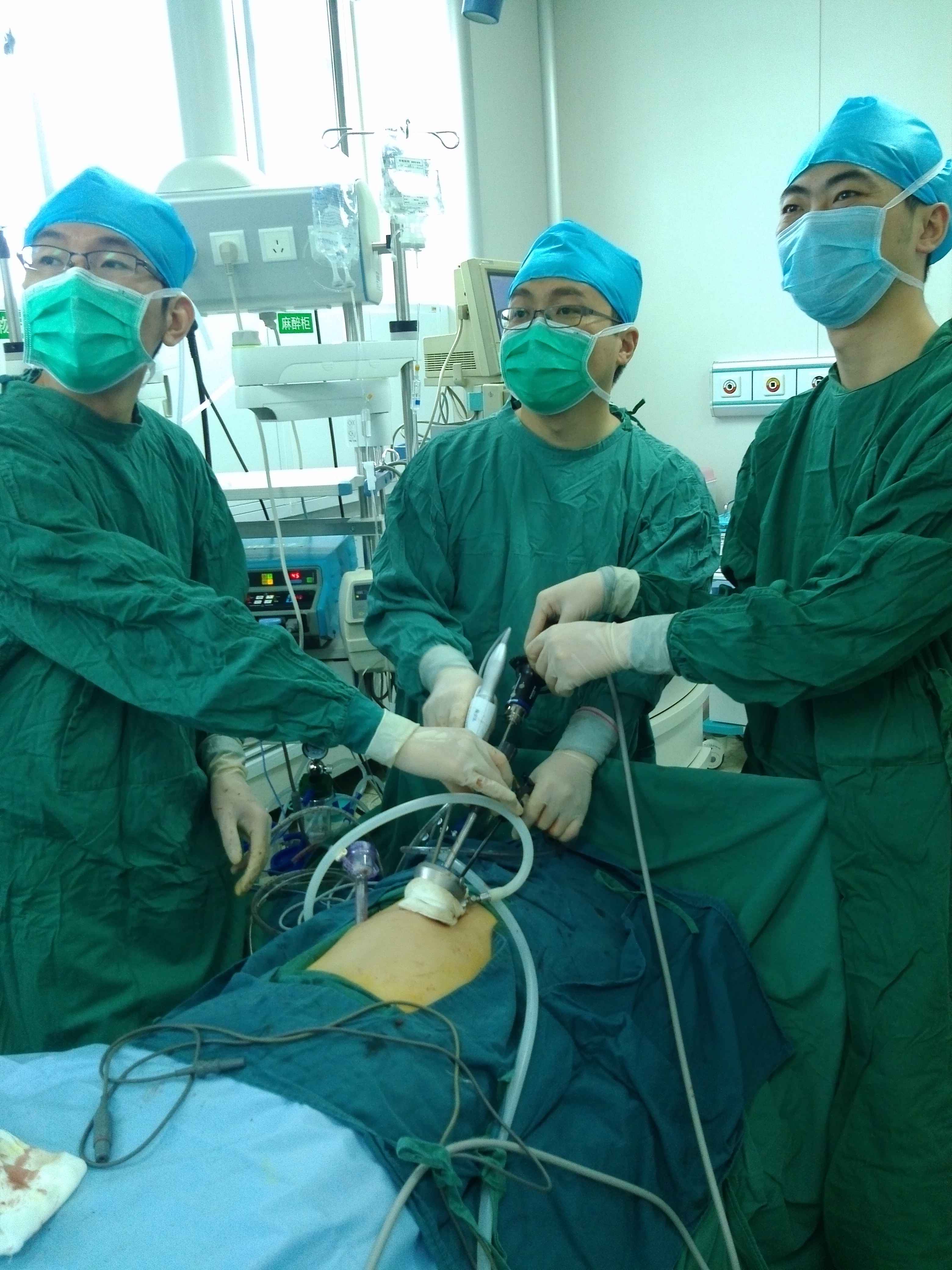 世界首例单切口经脐三角腹腔镜马蹄肾切除术在陕实施