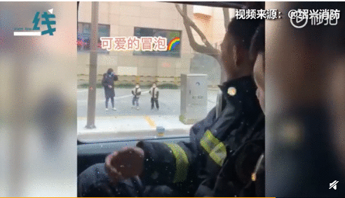 双胞胎遇消防员手舞足蹈 得到回应开心得蹦蹦跳跳