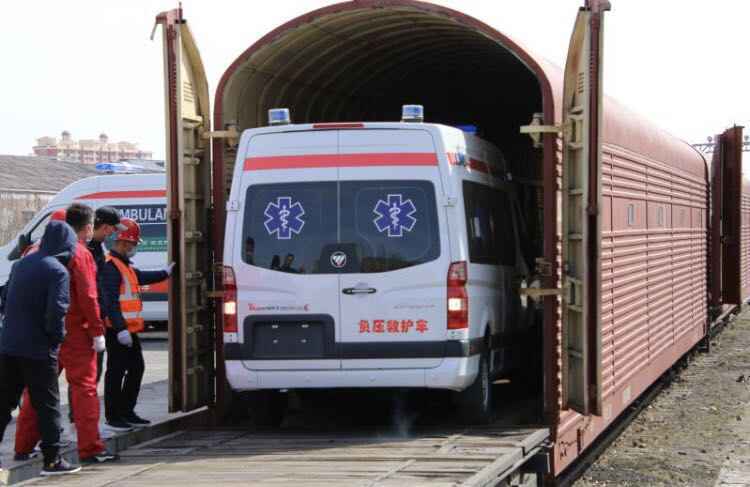 国家卫健委调拨7台救护车经铁路运抵满洲里