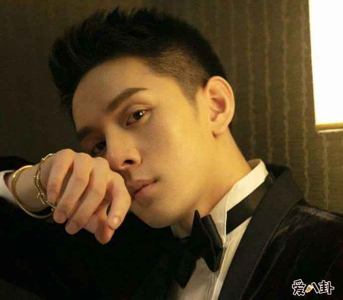 李佳琦回应抽烟 他说了什么直播间内如此开朗的他遭遇了什么