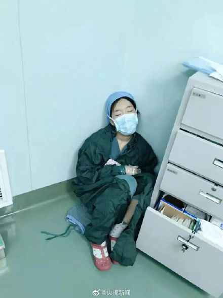 警察丈夫和医生妻子的睡姿照曝光 网友看完泪目了背后故事太感人